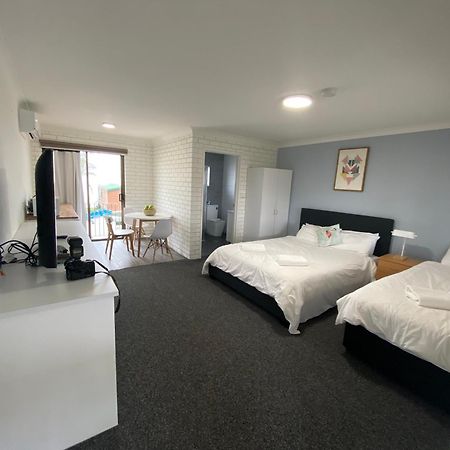 Lakeside Inn Wollongong Primbee Exterior photo